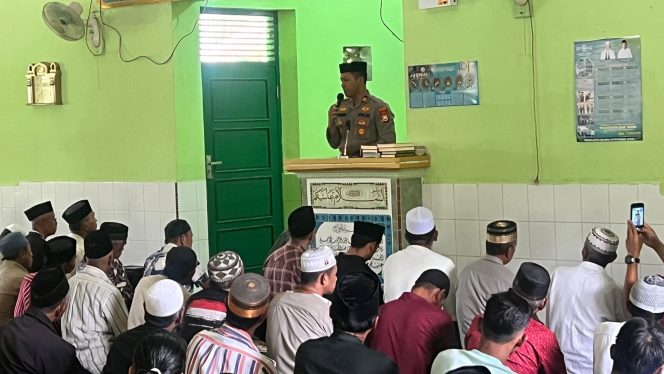 
 ‎Sholat Jumat Bersama Warga Desa Pasempe, Kapolsek Palakka Tekankan Pentingnya Menjauhi Perbuatan Melawan Hukum