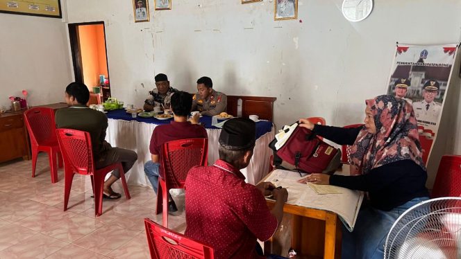 
 ‎Kapolsek Palakka Jalin Silaturahmi dengan Aparatur Desa Pasempe Melalui Kegiatan Sambang