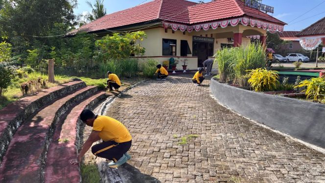 
 ‎Wujudkan Lingkungan Bersih, Personel Polsek Palakka Kerja Bakti Bersihkan Halaman Mako