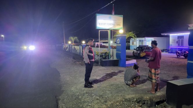 
 Kanit Sabhara Polsek Tonra ,  Berikan Pesan Kamtibmas Pada Saat Kunjugan Di Pantai Tete ,Polsek Tonra Polres Bone