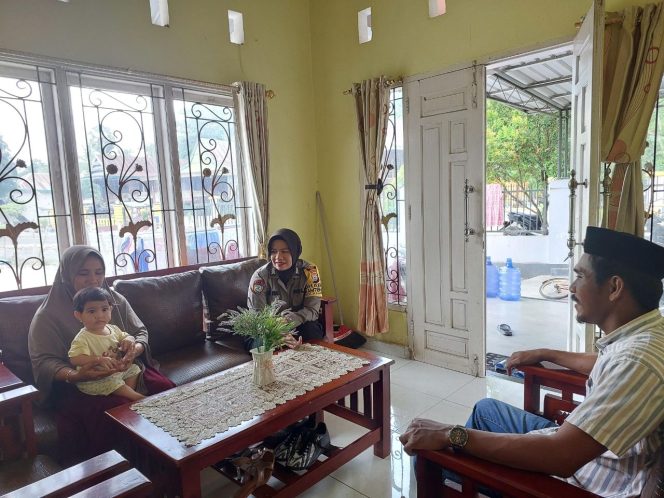 
 ‎Lakukan Sambangi, Bhabinkamtibmas Brigpol Elvira Sari Berikan Pelayanan Terbaik Kepada Warganya  ‎