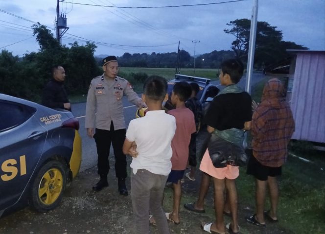 
 Bhabinkamtibmas Polsek Mare Laksanakan Patroli Dialogis, Perkuat Kamtibmas di Wilayah Binaan