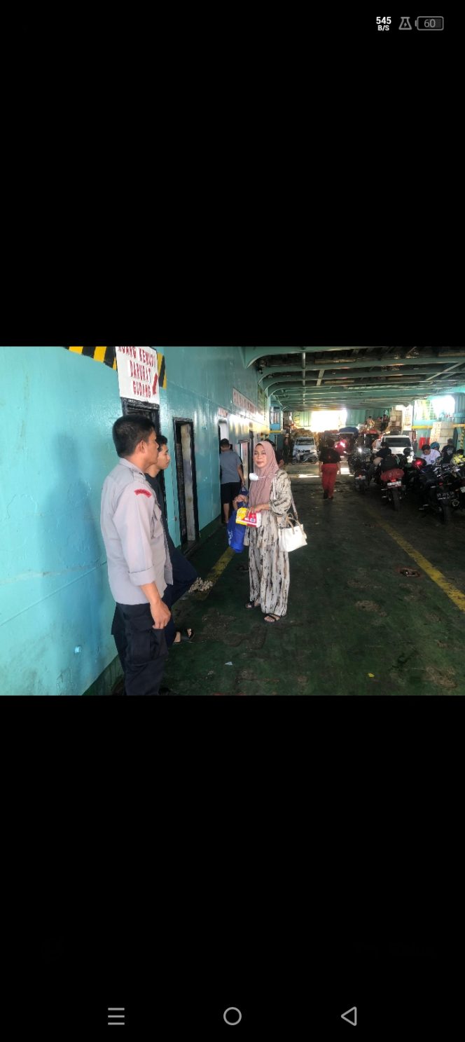 
 Diatas Kapal Ferry, Temui Penumpang Dan Periksa Muatan Dalam Kendaraan