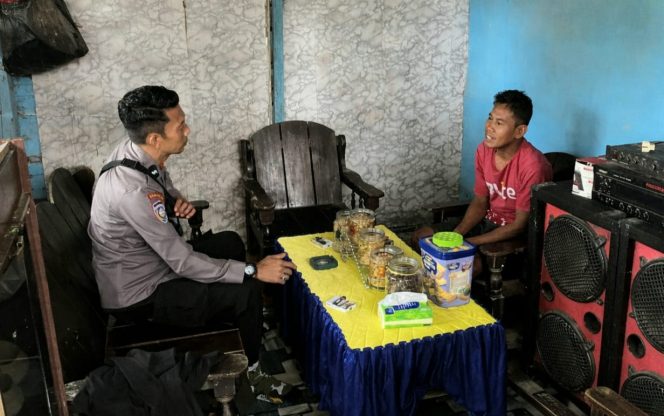 
 Bhabinkamtibmas Polsek Barebbo Laksanakan DDS dan Sampaikan Pesan Kamtibmas di Desa Barebbo