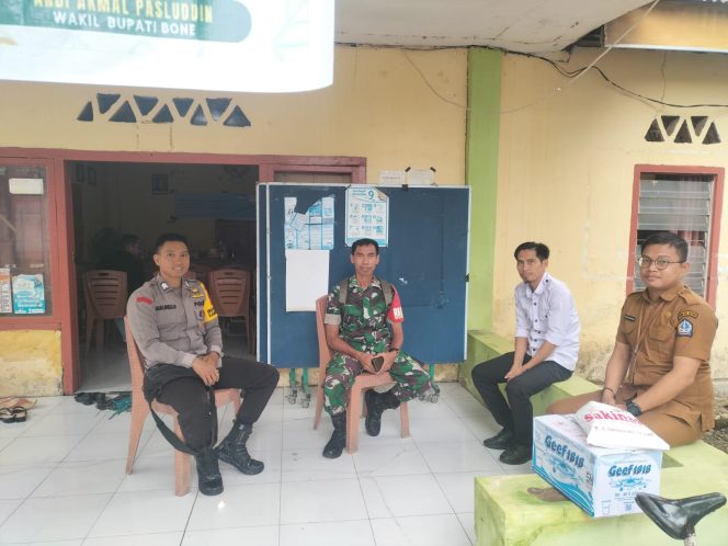 
 Bhabinkamtibmas Polsek Barebbo Bersama Babinsa Jalin Silaturahmi dengan Perangkat Desa Talungeng