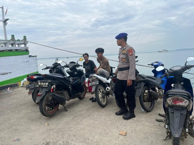 
 Lakukan Sambang Pesisir Anggota Satpolairud Polres Bone, Ajak Masyarakat Jaga Kamtibmas