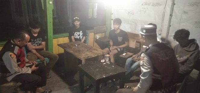 
 Patroli Biru Polsek Barebbo, Petugas Sampaikan Imbauan Kamtibmas kepada Warga