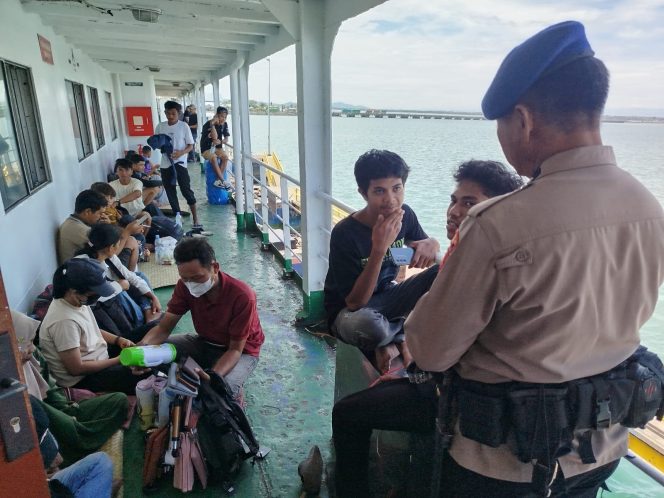 
 Anggota Piket Markas Satpolairud Polres Bone Lakukan Sambang Di Atas Kapal Ferry