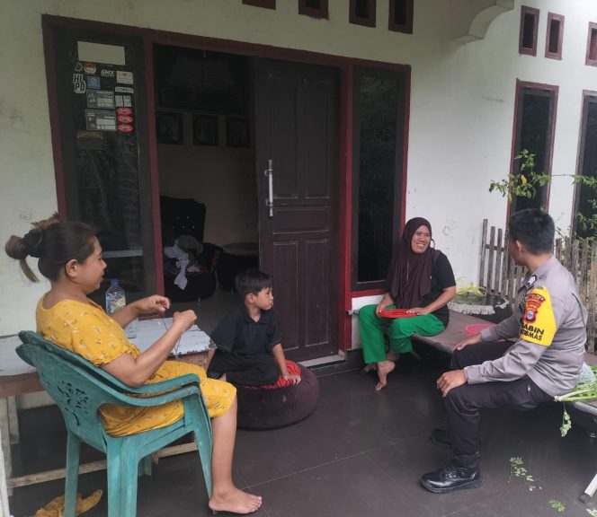 
 Bhabinkamtibmas Polsek Barebbo Sambangi Warga, Ajak Jaga Kerukunan Antar Umat Beragama