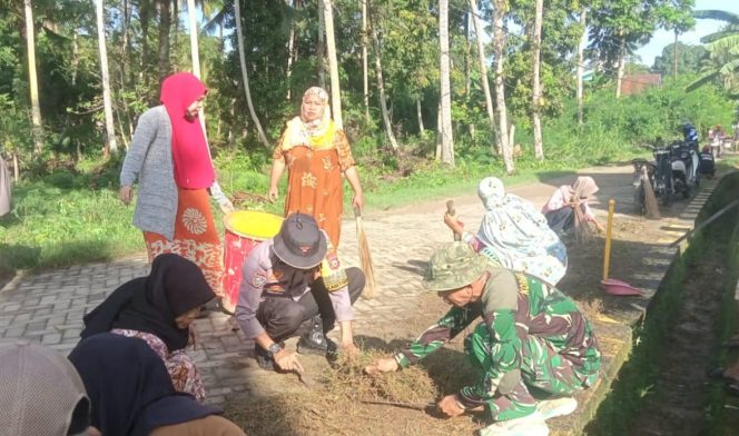 
 Bhabinkamtibmas Polsek Barebbo Bersama Warga Gelar Jumat Bersih di Desa Corawali