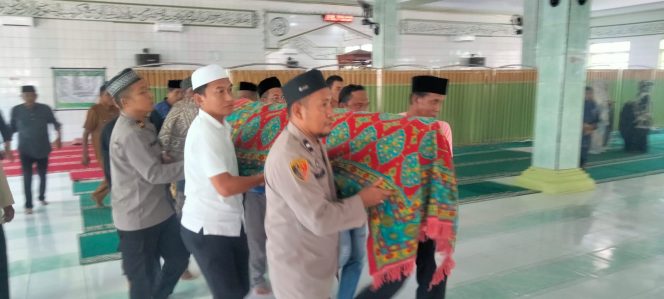 
 Wujud Empati, Wakapolsek Barebbo Bantu Angkat Jenazah Warga ke Ambulance
