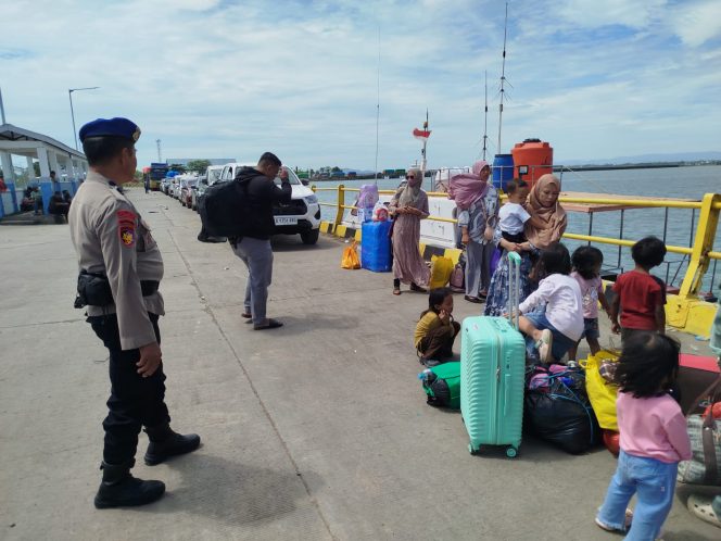 
 Anggota Piket Satpolairud Laksanakan Pengamanan Dan Pengaturan, Selipkan Himbauan Ini Kepada Penumpang Ferry