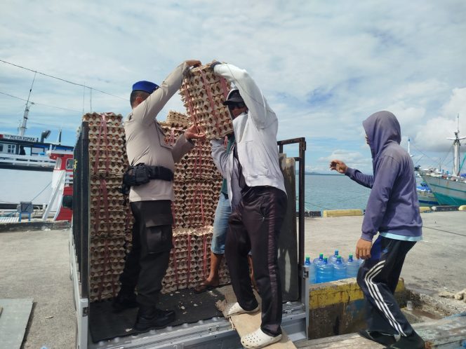 
 Personel Piket Satpolairud Polres Bone Perkuat Sinergi Dengan Masyarakat Melalui Program Polisi Penolong