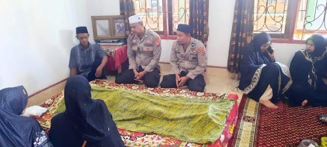 
 Polsek Barebbo Tunjukkan Kepedulian, Kanit Binmas Melayat ke Rumah Duka Almarhum M. Arsad