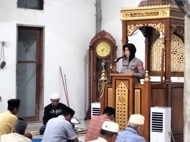 
 Kanit Binkamsa Sat Binmas Polres Bone Sampaikan Pesan Kamtibmas di Masjid Nurul Yaqin