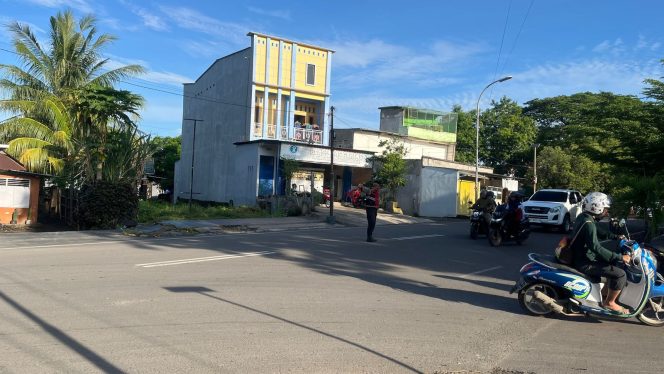 
 Berikan Rasa Aman, Sat Samapta Polres Bone Laksanakan Pengamanan di Bank BRI Watampone