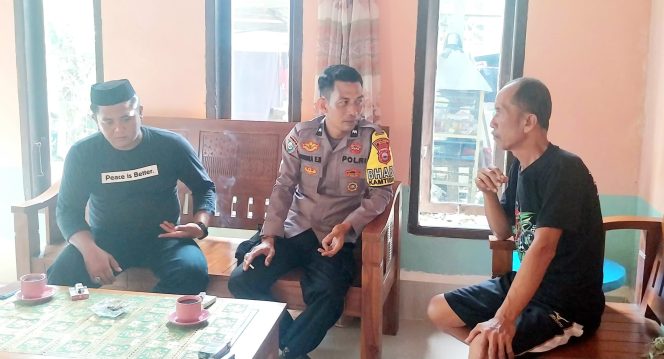 
 Bhabinkamtibmas Polsek Barebbo Laksanakan Sambang dan Sampaikan Pesan Kamtibmas di Desa Corawali
