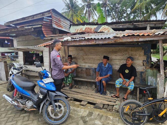 
 Bhabinkamtibmas Polsek Barebbo Sambangi Warga Desa Cingkang, Sampaikan Pesan Kamtibmas