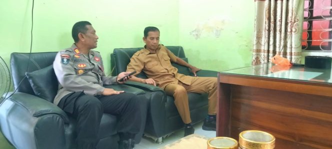 
 Kapolsek Barebbo Jalin Silaturahmi di Kantor Desa Samaelo, Perkuat Sinergi Kamtibmas