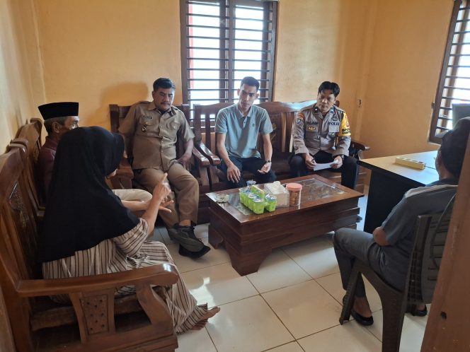 
 Bhabinkamtibmas Polsek Barebbo Fasilitasi Mediasi Sengketa Batas Lahan di Desa Lampoko
