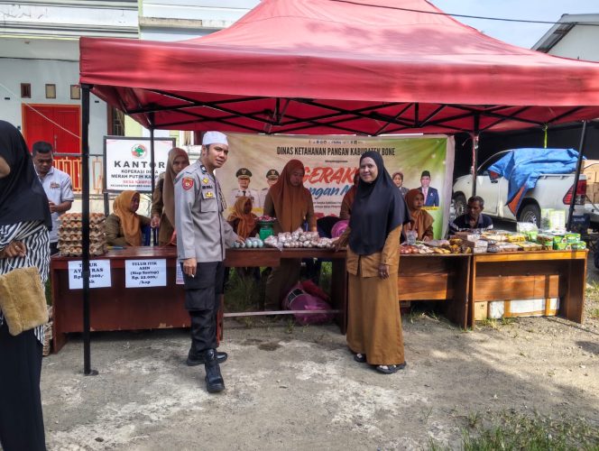 
 Bhabinkamtibmas Pantau Gerakan Pangan Murah di Desa Kampuno