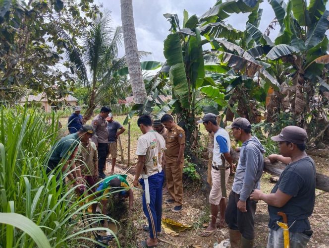 
 Bhabinkamtibmas Polsek Barebbo Bersama Warga Benahi Saluran Air di Desa Lampoko