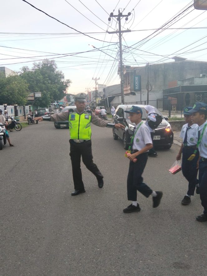 
 Polantas Bone Laksanakan Pengaturan Pagi, Wujud Pelayanan Prima Kepada Masyarakat