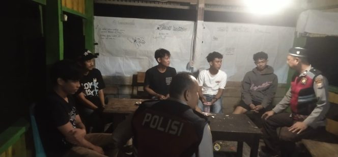 
 Personel Polsek Barebbo Gencarkan Patroli Biru, Imbau Warga Jaga Kamtibmas