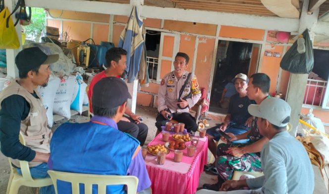 
 Bhabinkamtibmas Polsek Barebbo Sambangi Warga Desa Corawali, Sampaikan Pesan Kamtibmas