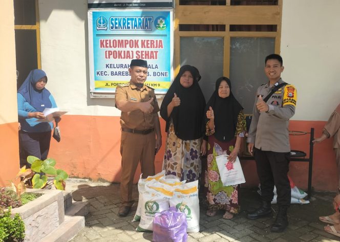 
 Bhabinkamtibmas Pantau Penyaluran Bantuan Pangan di Kelurahan Apala