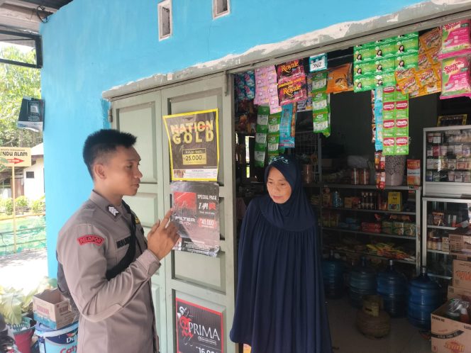 
 Bhabinkamtibmas Polsek Barebbo Sambangi Warga, Imbau Waspada Kejahatan di Warung dan Kios