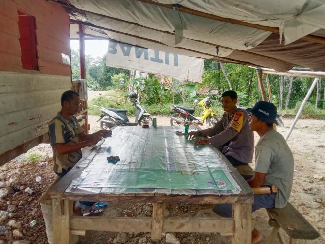 
 Bhabinkamtibmas Polsek Barebbo Sambangi Warga Desa Cinnong, Imbau Tingkatkan Kewaspadaan