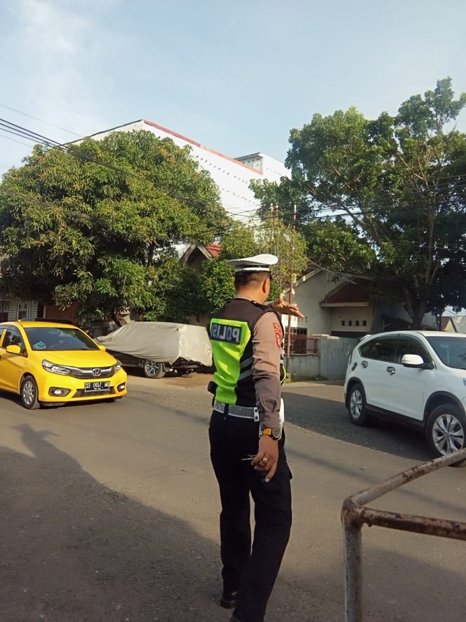 
 Upaya Cegah Kemacetan, Personel Polsek Tanete Riattang Hadir di Jalan Atur Arus Kendaraan
