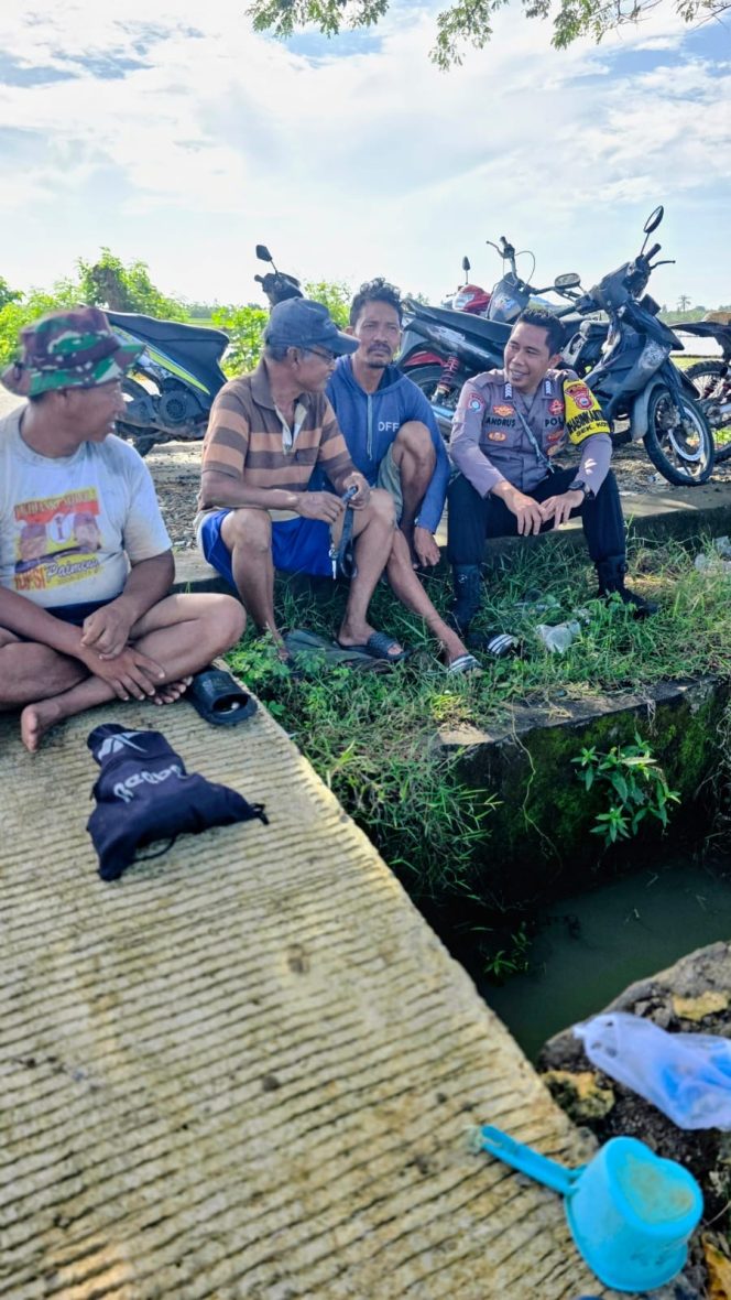 
 Perkuat Silaturahmi, Bhabinkamtibmas Sapa Petani di Area Persawahan