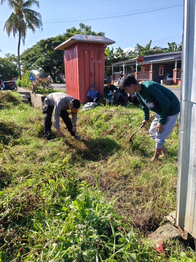 
 Semangat Gotong Royong, Bhabinkamtibmas Bersama Aparat Kelurahan Gelar Jumat Bersih di Cellu Rilau