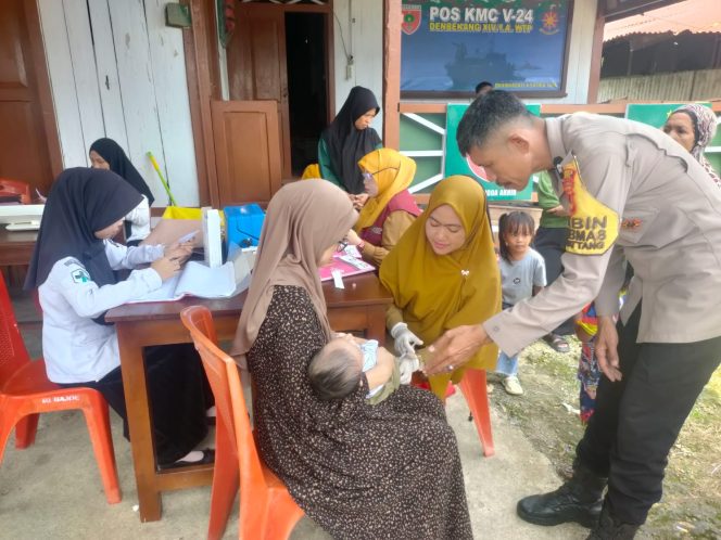 
 Pendampingan Posyandu, Aiptu Baso Halim Dorong Kesehatan Anak di Bajoe