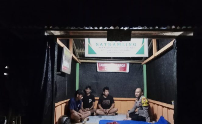 
 Bhabinkamtibmas Bripka Wiwin Susanto Lakukan Kunjungan dan Pembinaan Satkamling di Lingkungan Kampung Baru