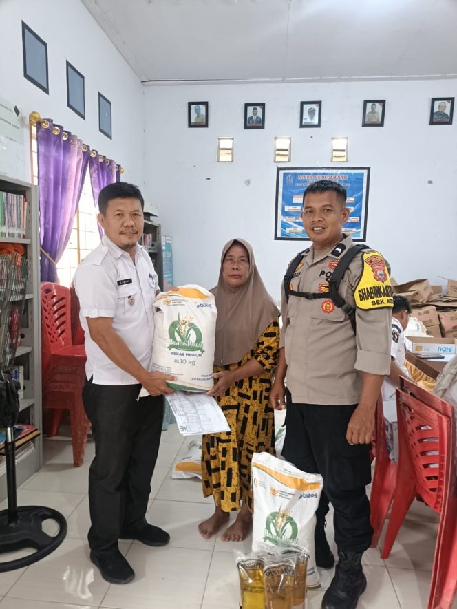 
 Bhabinkamtibmas Aipda Hamdan Monitoring Penyaluran Bantuan Pangan di Kelurahan Pallette