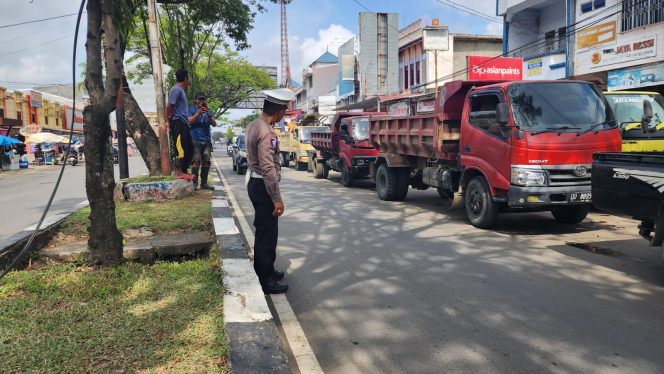 
 Sigap Atur Antrian BBM, Personel Lantas Polsek Tanete Riattang Jaga Kelancaran Lalu Lintas di Jalan KH. Agus Salim