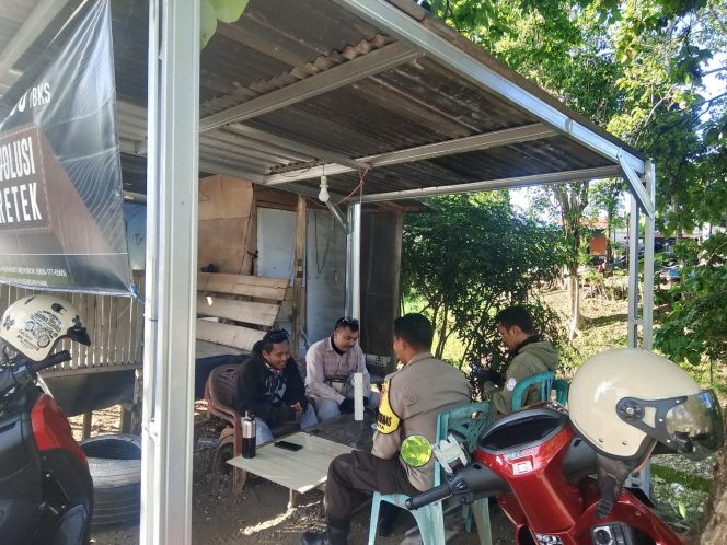 
 Perkuat Sinergitas Keamanan, Bhabinkamtibmas Kunjungi Pos Satkamling Komunitas SGTB