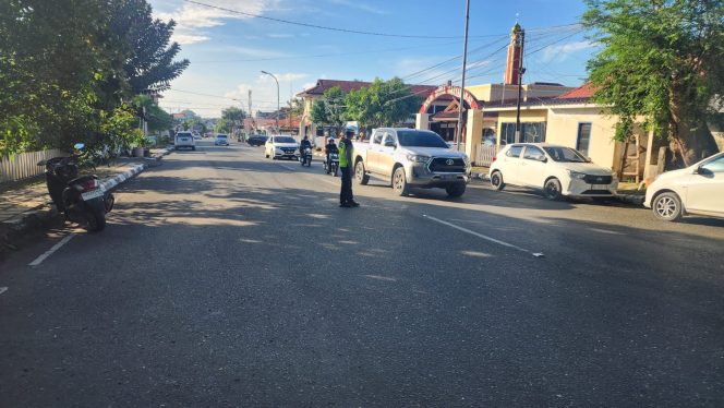 
 Pastikan Arus Lalu Lintas Lancar, Ipda Muhammad Nur Turun Langsung Lakukan Pengaturan di Jalan Raya