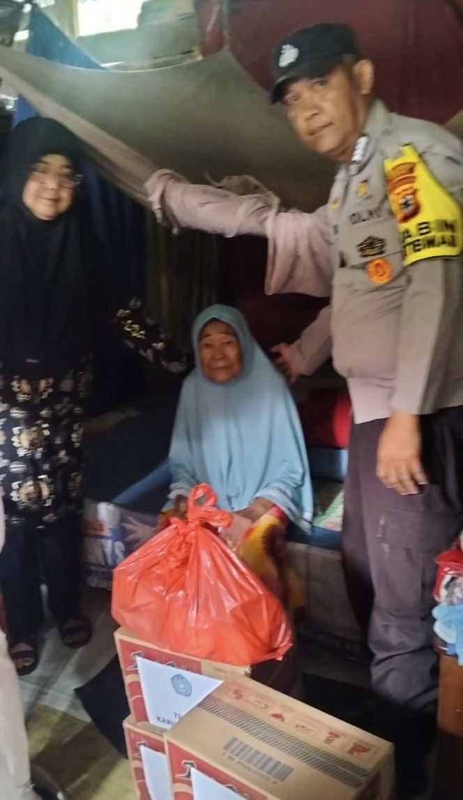 
 Bripka Sultan Dampingi Penyaluran Bansos Ibu Bupati Bone untuk Korban Banjir Ekstrem di Masumpu