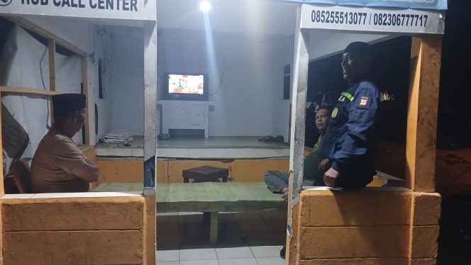 
 Aiptu Arwin Intensifkan Kunjungan Pos Kamling Pada Malam Hari Demi Keamanan Warga