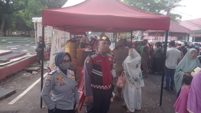 
 Wujud Pelayanan Prima, Personel Polsek Tanete Riattang Amankan Aktivitas Pasar Murah