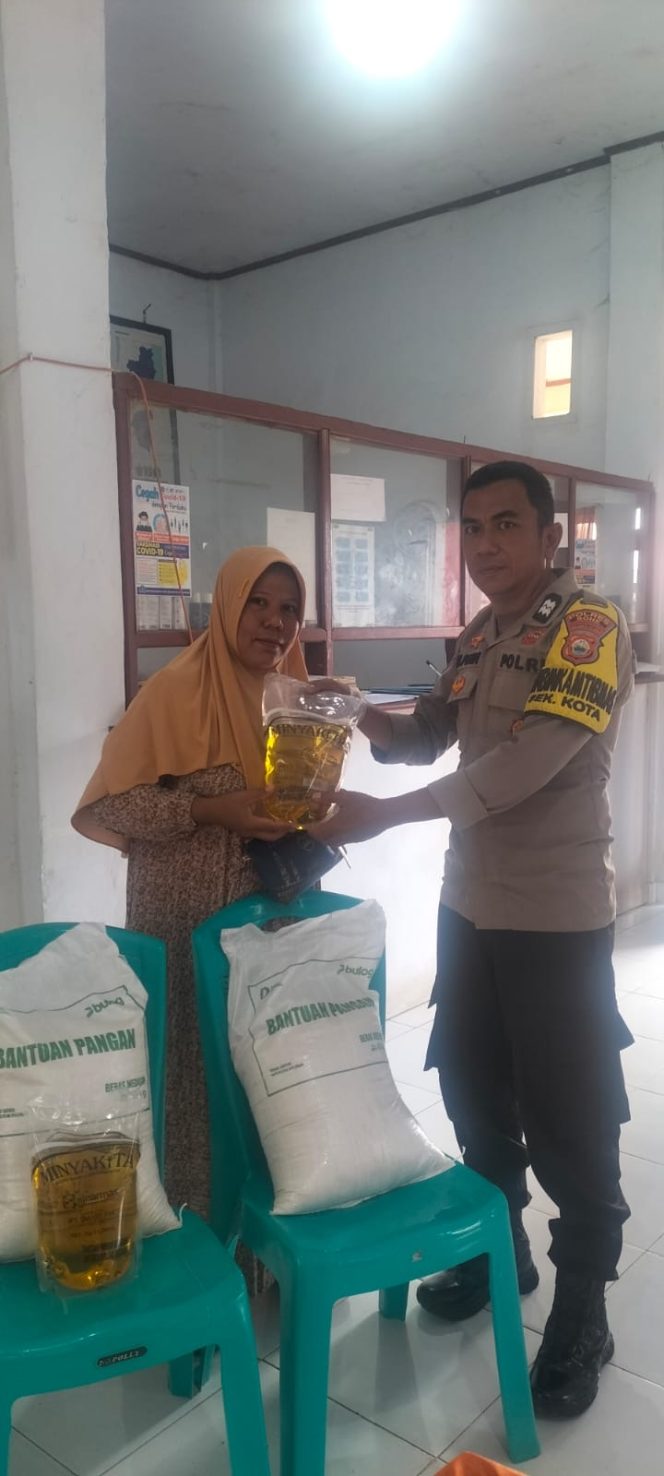 
 Bhabinkamtibmas Monitoring Penyaluran Bantuan Pangan Untuk Ratusan Warga Kelurahan Bulu Tempe