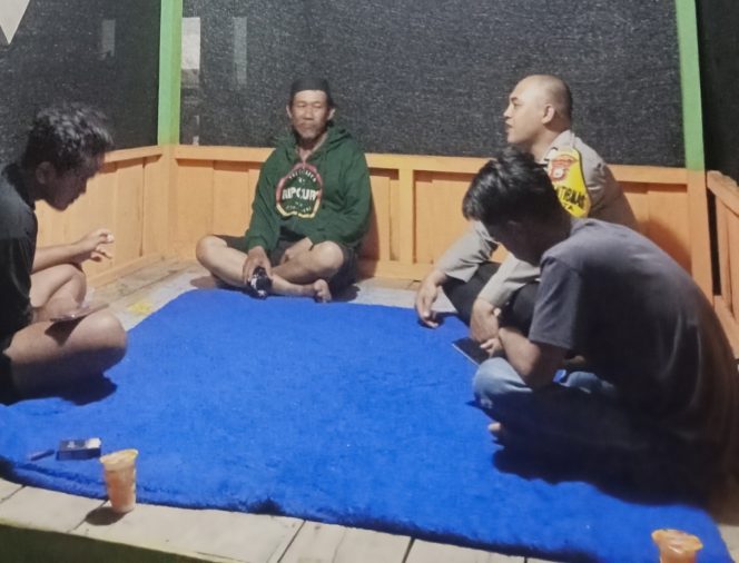 
 Sambangi Pos Ronda, Bripka Wiwin Susanto Ajak Warga Kampung Baru Tingkatkan Kewaspadaan