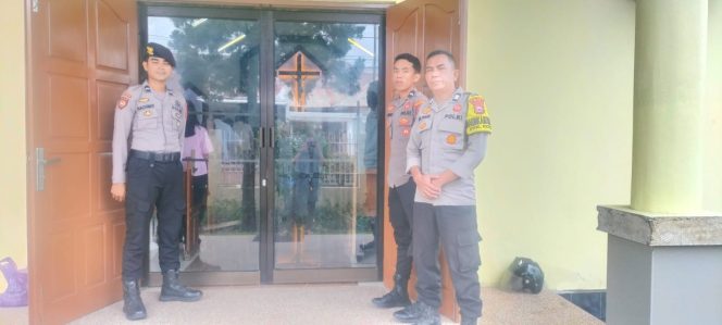 
 Polisi Hadir Beri Rasa Nyaman pada Perayaan Kenaikan Yesus Kristus di Gereja Darah Mulia Kristus