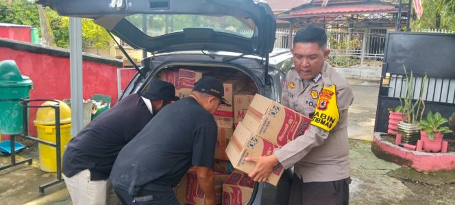 
 Polisi Hadir Kawal Bantuan Banjir untuk Warga Masumpu, PT SGN Arasoe Salurkan Logistik Kemanusiaan
