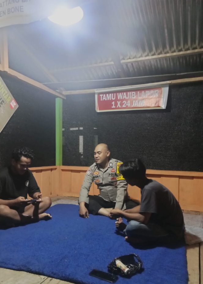 
 Bhabinkamtibmas Polsek Tanete Riattang Aktif Sambangi Satkamling, Wujud Dedikasi Jaga Kamtibmas
