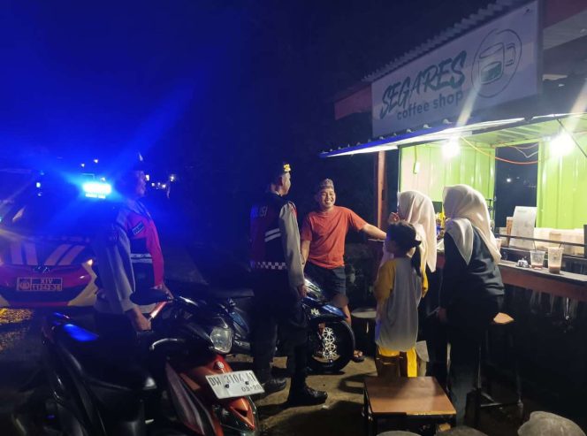 
 Aiptu Ilyas Lakukan Patroli Malam, Cegah Aksi Kejahatan dan Gangguan Kamtibmas